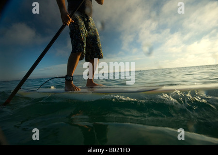 stare in piedi del surfista Foto Stock