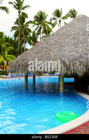 Piscina con swim up bar a resort tropicale Foto Stock