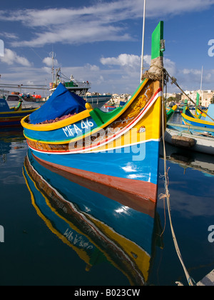 Un luzzu, un colorato tradizionale maltese nave da pesca nel porto di Marsaxlokk, Marsaxlokk, Malta. Foto Stock