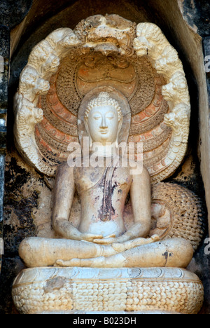 Buddha nella posizione del loto Wat Chedi Ched Thao Si Satchanalai Parco Storico di Sukhothai provincia della Thailandia Foto Stock