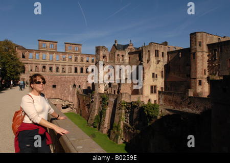 Turista femminile a Schloss in Heidelberg, Germania Foto Stock