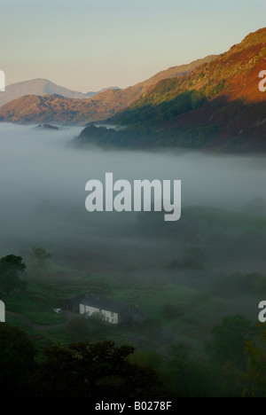 Casale di Nant Gwynant Valley Early Morning mist Snowdonia National Park North Wales UK Foto Stock