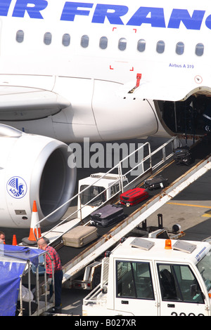 Aeroporto i bagagli dei passeggeri e bagagli valigie di essere caricato su un Airbus aereo jet Foto Stock