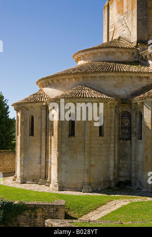 Vista del tiered abside cappella nella parte anteriore orientale della chiesa di St Hilaire Melle Deux Sevres Poitou Charentes Francia Europa Foto Stock