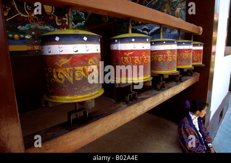 India Uttar Pradesh Varanasi Sarnath tibetano monastero buddista ruote della preghiera Foto Stock