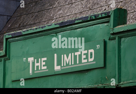 La limitata vecchio negozio di ferramenta in Hay on Wye Powys Wales UK UE Foto Stock