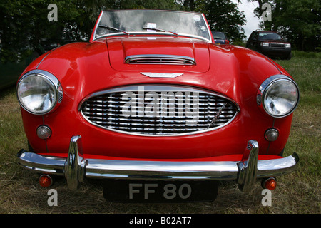 Red Austin Healey auto sportiva. anteriore griglia cromata, cofano. In posizione orizzontale . 1960 07082 orizzontale MGCar Foto Stock