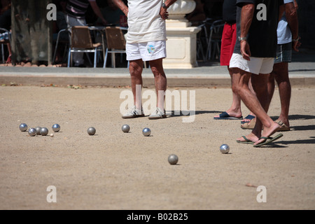 Gli uomini che giocano "boules' gioco in St Florent Corsica, Francia Foto Stock