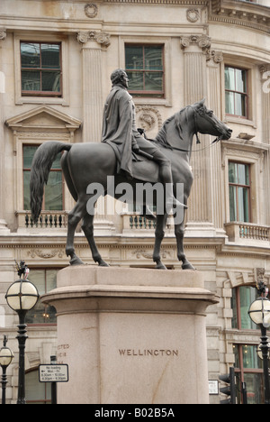 Statua di Wellington al di fuori del Royal Exchange Cornhill London Foto Stock