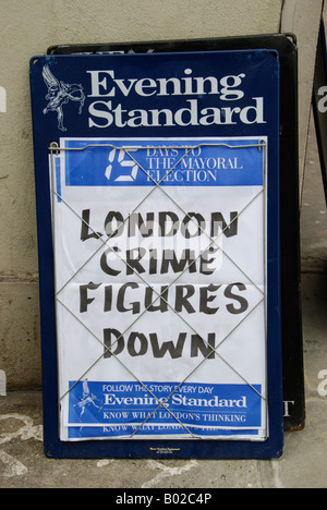 London Evening Standard giornale billboard la lettura di Londra la criminalità nelle figure in basso Foto Stock