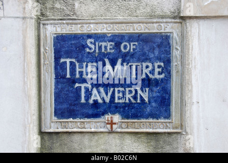 Blue City of London Corporation lapide segna il sito del Mitre Tavern di Fleet Street London Foto Stock