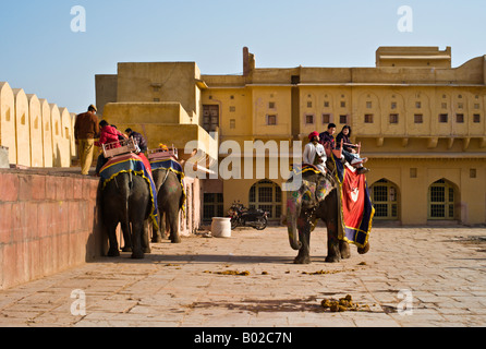 JAIPUR INDIA Vista del cortile interno del Forte Amber come i turisti arrivano su decorato in maniera colorata elefanti Foto Stock