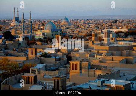 Skyline della città di Yazd, Iran al tramonto. Foto Stock