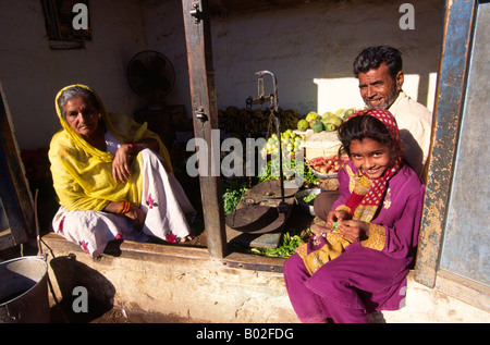 India Gujerat Bhuj famiglia stallo vegetale Foto Stock