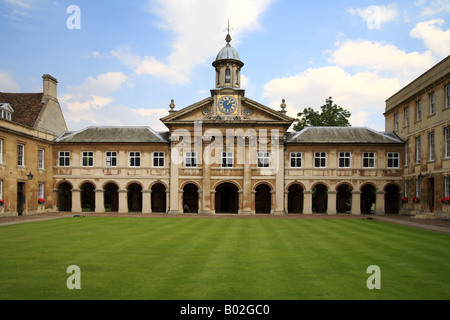 'Emmanuel College' università di Cambridge courtyard spogliato di prato e college di edifici. Foto Stock