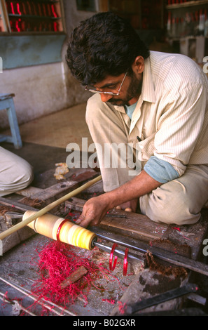 India Gujerat Bhuj Danda Bazaar bangle turner Foto Stock