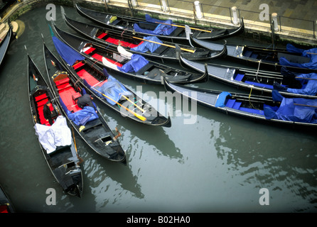 Gondole a Venezia che è preparato per il giorno Foto Stock