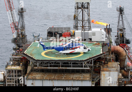 Un Bristows S-92 elicottero sul helideck di una piattaforma petrolifera nel Mare del Nord al largo della costa nord est della Scozia Foto Stock