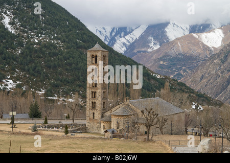 Sant Climent de Taüll è uno stile romanico 12 secolo la chiesa in Vall de Boi presso le colline ai piedi dei Pirenei in Catalogna (Spagna) Foto Stock