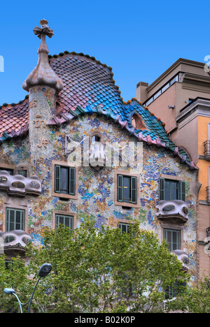 Casa Batllò di Gaudi sulla Mansana de la Discòrdia, Barcellona, Spagna. Il tetto assume la forma della parte posteriore di un drago Foto Stock