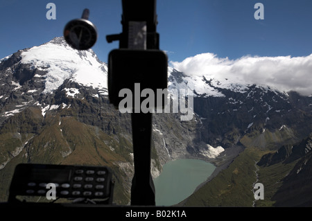 Viste dall'elicottero della Wilkin Valle del fiume e vette del monte aspiranti il Parco Nazionale di South Island, in Nuova Zelanda Foto Stock