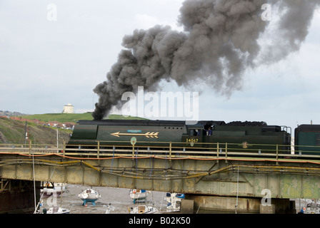 Una carta di vapore il treno diretto da 34067 'Tangmere' attraversa lo storico ponte girevole a Folkestone Harbour. Foto Stock