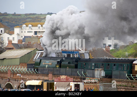 Una carta di vapore il treno diretto da 34067 'Tangmere' lasciando Folkestone Harbour. Foto Stock