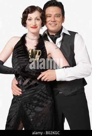 Multi-etnico giovane azienda trofeo di tango Foto Stock