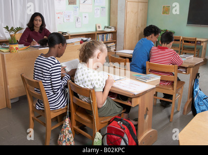 Multi-etnico gli studenti in classe Foto Stock