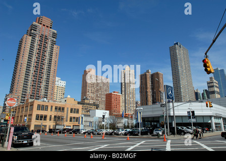 Luxury alti edifici si ergono nel quartiere di Clinton di Manhattan a New York Foto Stock