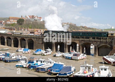 Una carta di vapore il treno diretto da 34067 'Tangmere' lasciando Folkestone Harbour. Foto Stock