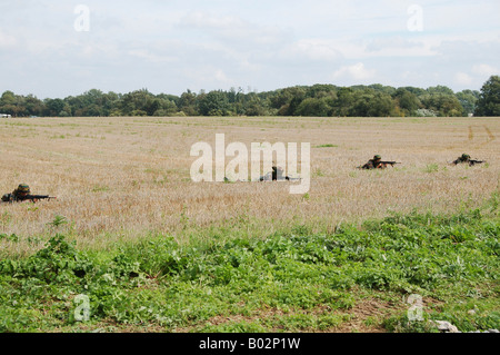 Paracadutisti belga in guardia nei campi Foto Stock