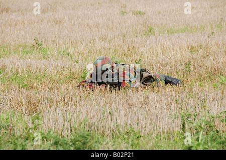 Paracadutisti belga in guardia nei campi. Foto Stock