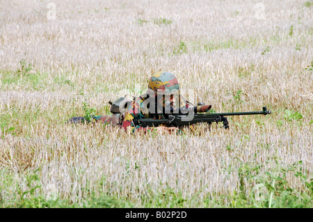 Paracadutisti belga in guardia nei campi. Foto Stock