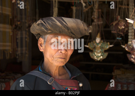 Ritratto uomo Akha Chiang Saen provincia di Chiang Rai nel nord della Thailandia Foto Stock