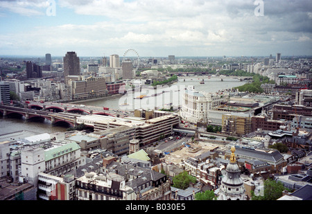 Guardando verso sud-ovest verso la London Eye dal tetto di Saint Paul Cathedral a Londra, Regno Unito. Foto Stock