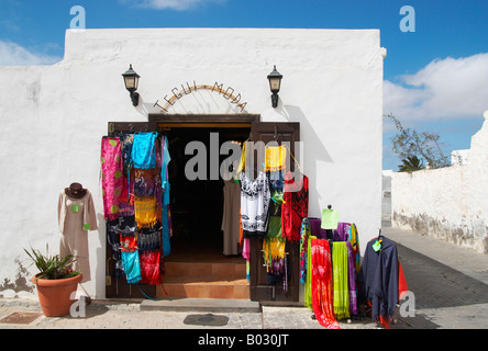 Lanzarote: abiti colorati sul display al di fuori del negozio in Teguise. Foto Stock