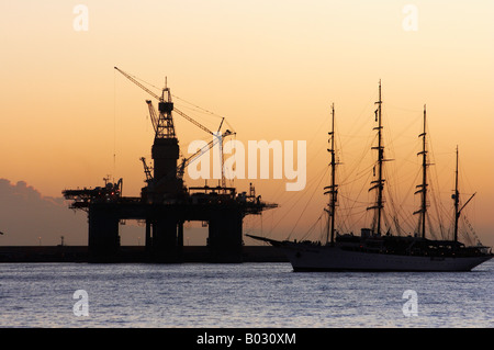 Oil Rig e Tall Ship di Sunrise, Las Palmas di Gran Canaria Foto Stock