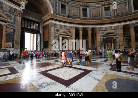 Italia Lazio Roma, il Pantheon, chiesa, interno, soffitto a volta, Turisti Foto Stock