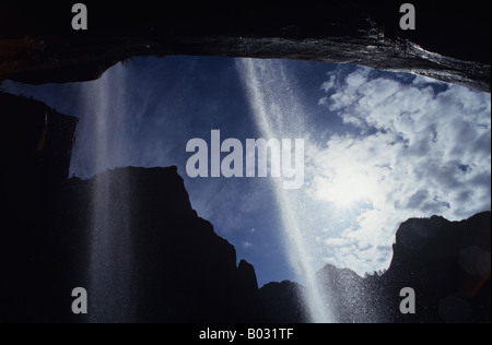 Vista da dietro Emerald Falls, Zion National Park nello Utah Stati Uniti d'America Foto Stock