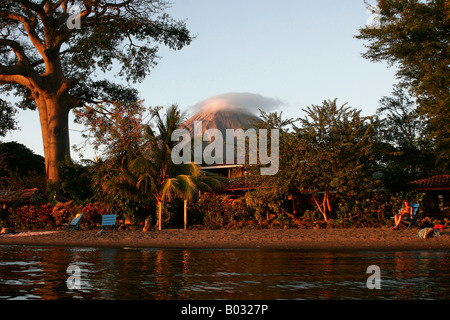 Sulla spiaggia di Isola di Ometepe - sullo sfondo il volcan Concepcion Foto Stock