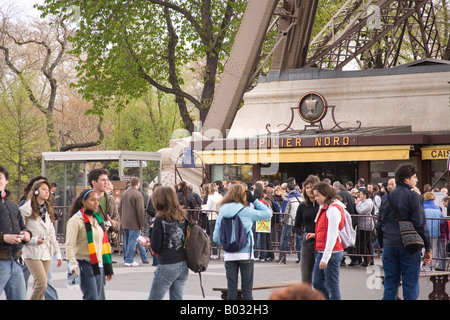 Le persone in attesa di accedere alla torre Eiffel, Parigi Francia. Foto Stock