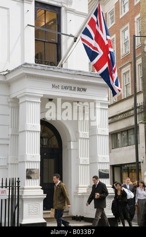 Gli amanti dello shopping e pendolari sotto bandiera dell'Union Jack sul Saville Row, Mayfair, London, Regno Unito Foto Stock