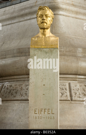 Statua di Gustave Eiffel sotto la Torre Eiffel Parigi Francia Foto Stock