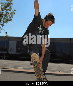 Guidatore di skateboard di eseguire un salto Foto Stock