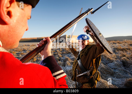 Duncan Cook vestito come un cappotto rosso officer e Mike Newcomen come Giacobita Clansman fare Battaglia di Culloden Visitor Center Foto Stock