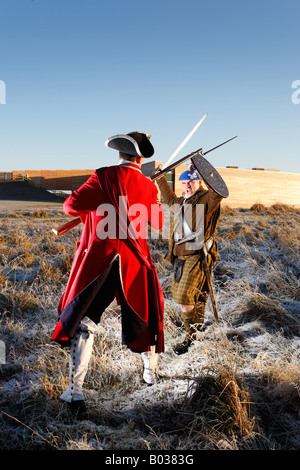 Duncan Cook vestito come un cappotto rosso officer e Mike Newcomen come Giacobita Clansman fare Battaglia di Culloden Visitor Center Foto Stock