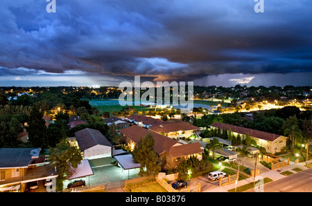 Una tempesta di fulmini illuminazione il cielo mentre la pioggia torrenziale cade sopra l'alloggiamento nel sobborgo di Wembley, Perth, Western Australia Foto Stock