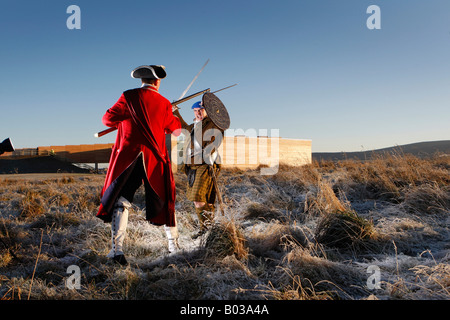 Duncan Cook vestito come un cappotto rosso officer e Mike Newcomen come Giacobita Clansman fare Battaglia di Culloden Visitor Center Foto Stock