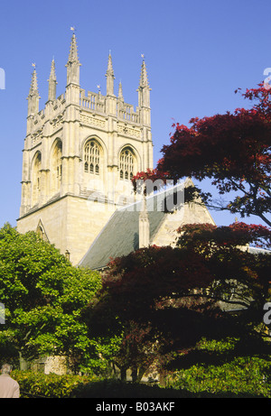 Merton College Chapel circondato da verde e rosso e in autunno le foglie dell'Università di Oxford in Inghilterra Foto Stock